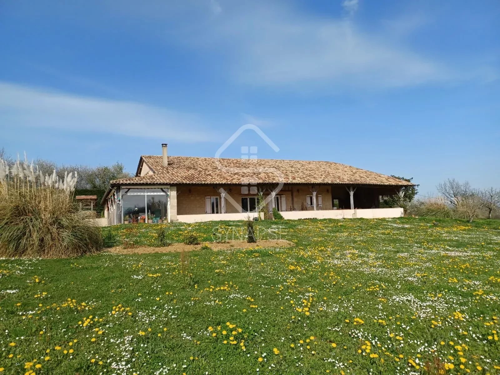 Très belle maison pouvant accueillir des activités touristiques.