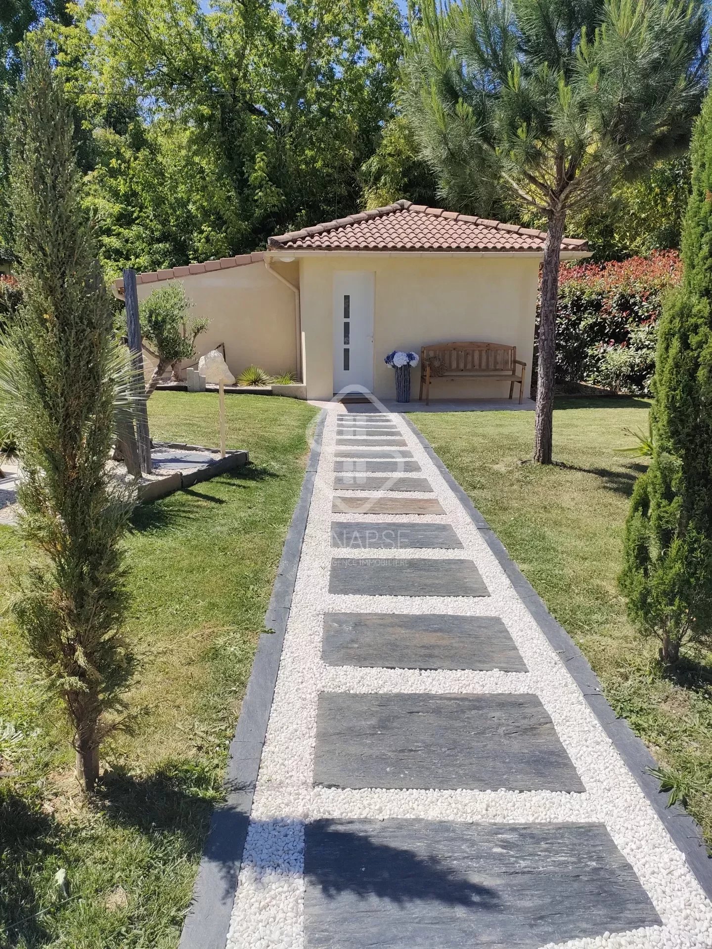 Bel ensemble rénové de 281 m² dans un jardin aménagé de 4 chambres, piscine, 2 Gîtes