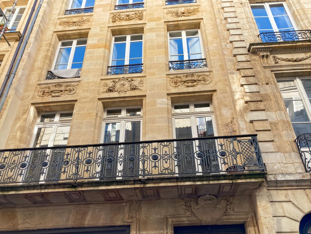 Charme de l’ancien et beaux volumes pour cet appartement T2 dans le Bordeaux historique
