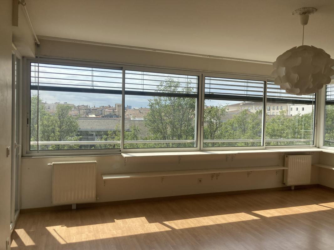 Appartement T3 lumineux avec deux loggias et parking aux Chartrons