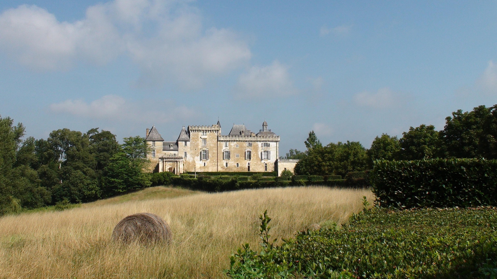 garen-chateau-1045691_1920